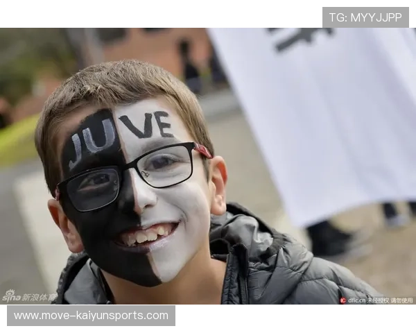 去年踢足球的小球星展现帅气风采引爆全场球迷热情