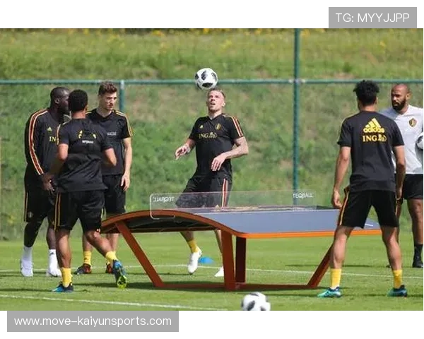 足球球星乔装出行引发围观真假身份成谜趣味横生